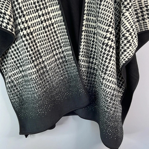 NICOLE MILLER Original Black White Ombre Houndstooth Fleece Cape Shawl Preppy OS - Picture 4 of 8